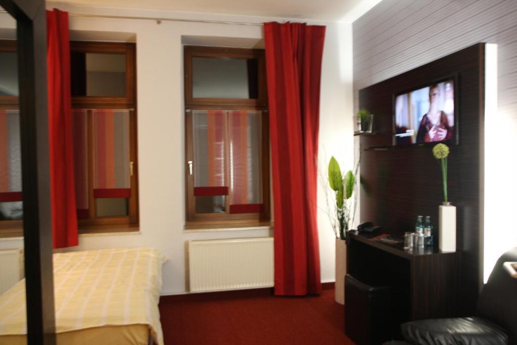 Sl'Otel - Das Stadthotel - Voll Klimatisiert Бернбург Номер фото