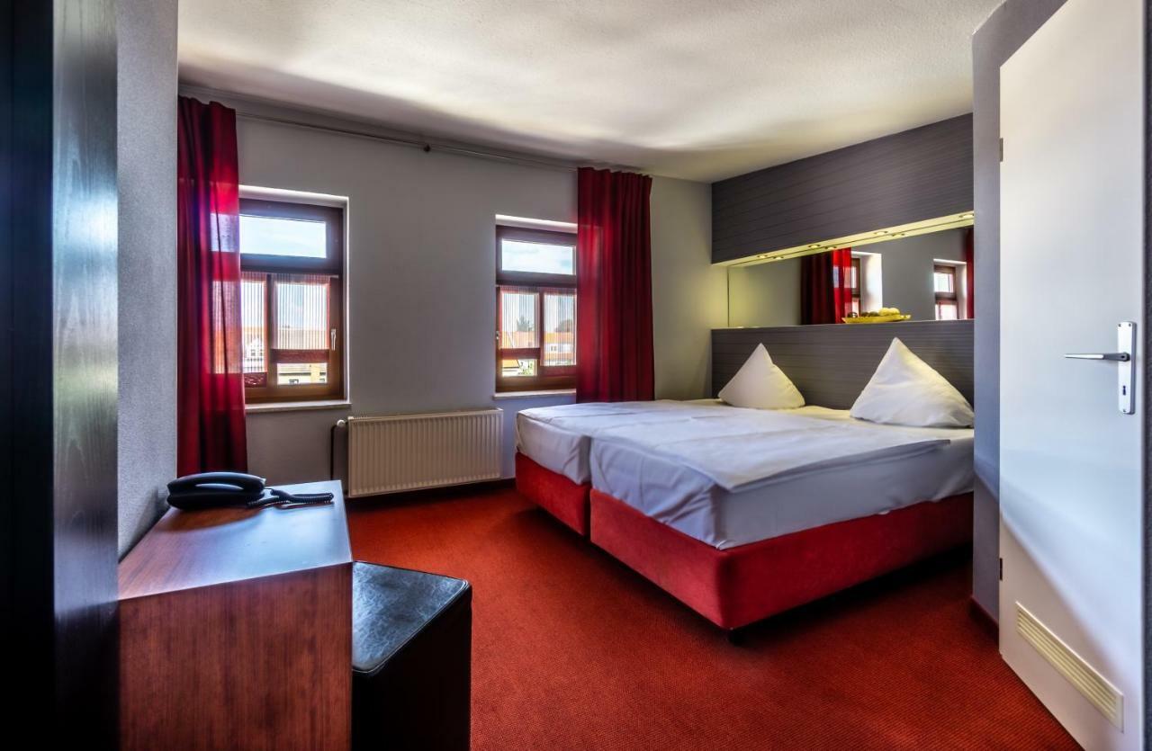 Sl'Otel - Das Stadthotel - Voll Klimatisiert Бернбург Экстерьер фото