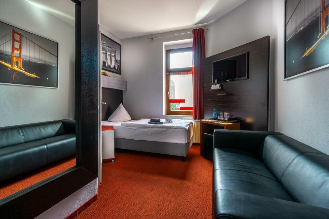 Sl'Otel - Das Stadthotel - Voll Klimatisiert Бернбург Экстерьер фото