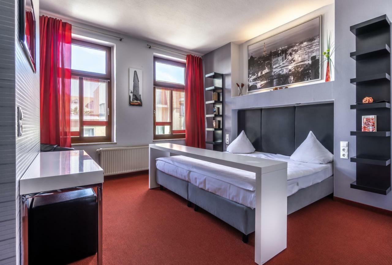 Sl'Otel - Das Stadthotel - Voll Klimatisiert Бернбург Экстерьер фото