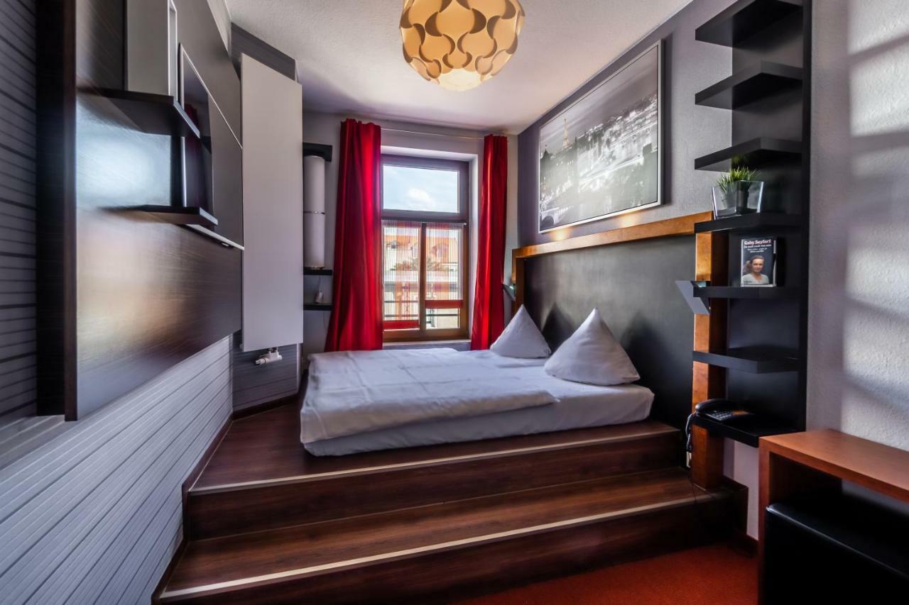 Sl'Otel - Das Stadthotel - Voll Klimatisiert Бернбург Экстерьер фото